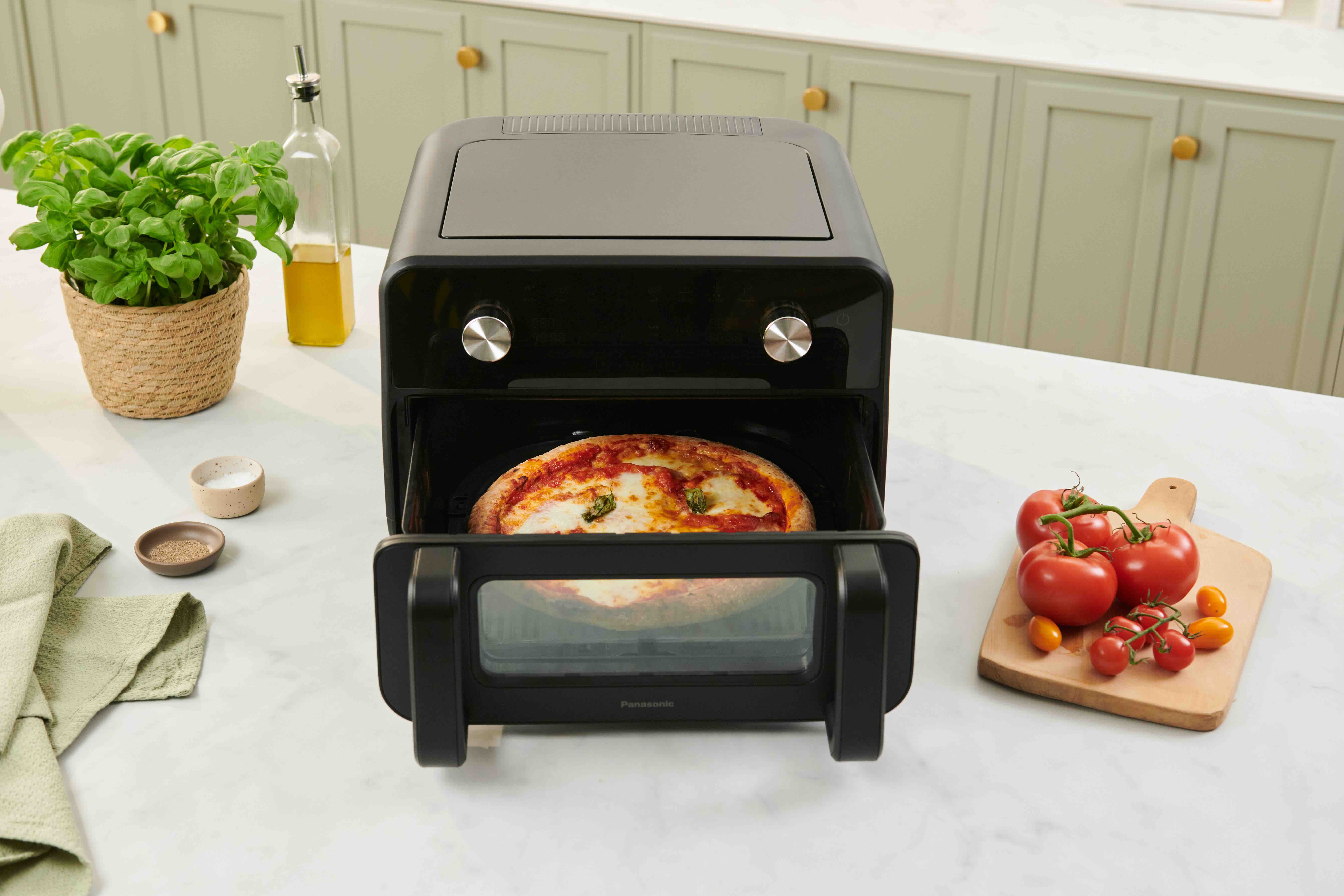 Panasonic Airfryer in Kuechenumgebung, bestueckt mit Pizza